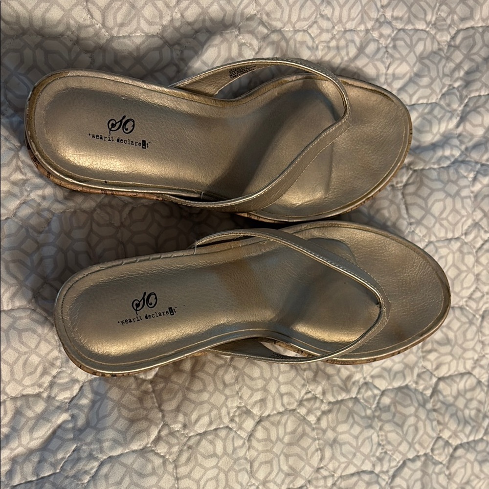 SO Silver Wedge Sandals with Metallic Finish - Picture 4 of 6